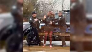 Un polițist din Ohio a fost suspendat din funcție după ce a lovit cu pumnii o femeie pe care încerca să o aresteze (VIDEO)