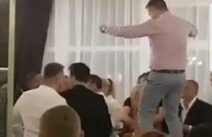 Cum se distrează aleșii locali pe bani publici! Lideri politici din Caraș-Severin dansând pe mese la o instruire pe probleme de administrație (VIDEO)