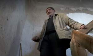 Bătrân din Bistrița atacat de un grup de tineri în curtea bisericii, după ce le-a atras atenția să nu lase gunoaie