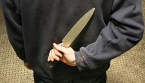 Un adolescent din Timiș a amenințat cu un cuțit o vânzătoare pentru un pachet de țigări