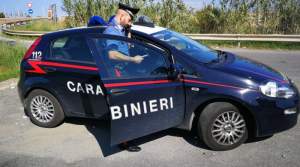 Român arestat în Italia după ce s-a plimbat complet dezbrăcat și cu o pereche de chiloți pe cap, pe străzile unui orășel de lângă Torino