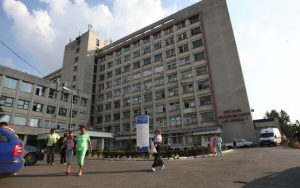 Fetița operată la Iași după ce a fost plimbată între spitale este în stare critică. Medicii au adus sânge din Neamț pentru o nouă intervenție chirurgicală