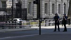 Alertă la Londra: O persoană a fost arestată după ce o mașină a lovit porțile de pe Downing Street