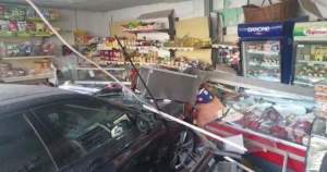 Incident grav în Craiova: un BMW a ajuns din sensul giratoriu direct într-un magazin (VIDEO)
