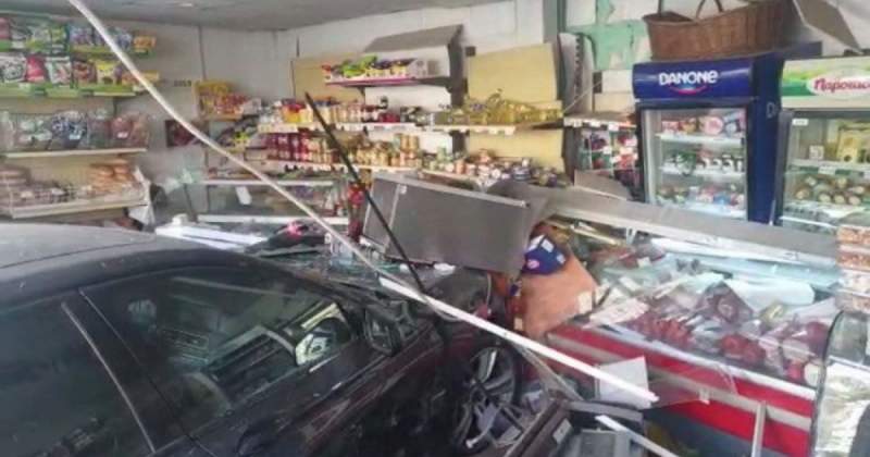 Incident grav în Craiova: un BMW a ajuns din sensul giratoriu direct într-un magazin (VIDEO)
