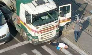 Bătrân lovit de camion în timp ce traversa pe roșu, la trecerea de pietoni de la Piața Nicolina