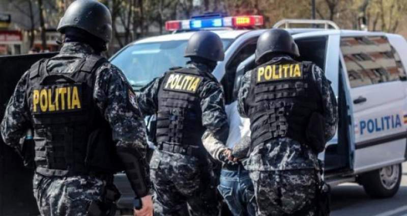 Încă șase urmăriți internațional, aduși în țară sub escortă de polițiștii români