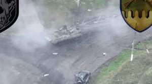Imagini de război. Cum s-au chinuit ucrainenii să distrugă un singur blindat rusesc: au tras în el cu tot ce au avut la îndemână (VIDEO)