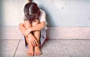 Fetiță de 7 ani, violată de propriul tată: mama era plecată la muncă în Spania