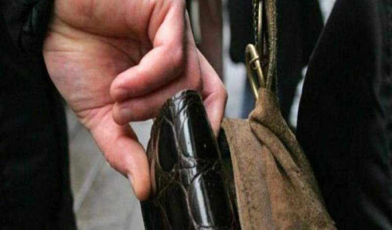 Ieșeancă reținută după ce a furat portofelul din rucsacul unei tinere