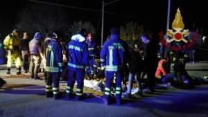 Busculadă într-un club din Italia: momentul în care 6 oameni mor striviți de mulțimea panicată (VIDEO)
