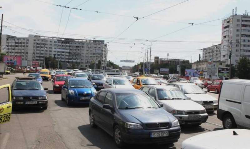 De 10 ani ne uităm la traficul din Podu Roș fără să facem ceva concret. Chirica e ca Iohannis, urmărește cu „atenție și îngrijorare”