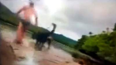 Momentul în care un australian este atacat de un crocodil uriaș. Bestia și-a înfipt colții în piciorul victimei (VIDEO)