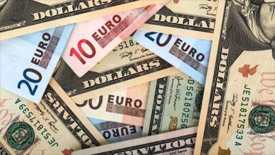 Dolarul a depășit Euro ca valoare. Moneda europeană a atins un minim al ultimilor 20 de ani