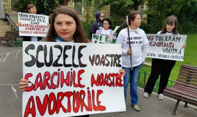 Începutul veții sexuale, subiect tabu acasă pentru 80% dintre elevii din zona Moldovei