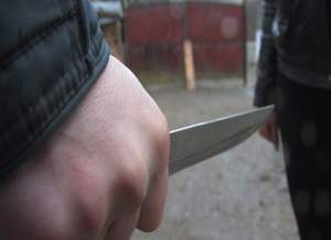 Adolescente din Botoșani urmărite pe stradă de un individ care avea două cuțite asupra sa. Cum a fost prins