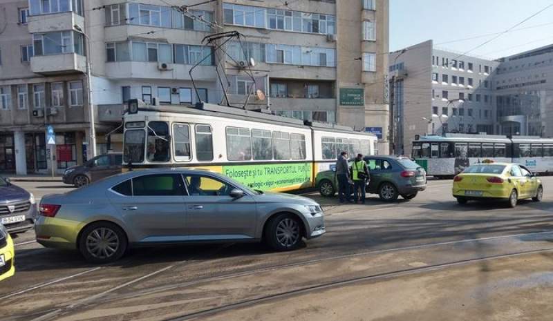 Impact între un SUV și un tramvai, în Târgu Cucu