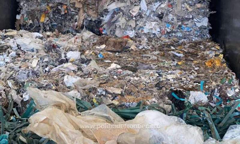 Peste 78 de tone de deșeuri din plastic, cauciucuri, textile şi haine uzate aduse din Italia și Germania, oprite la intrarea în țară