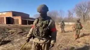 Gafă a propagandei ruse: soldați filmați prefăcându-se că deminează un teren (VIDEO)