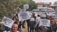 Viorica Dăncilă, întâmpinată cu coroane funerare de protestatarii din Târgu Mureș (VIDEO)