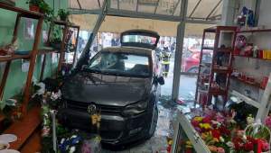 Accident bizar în Alba Iulia: o șoferiță a intrat cu mașina într-o florărie. Femeia a fost rănită, iar doi copii au suferit un atac de panică