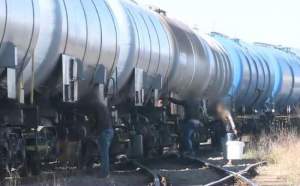 Prinși cu aproape 300 de litri de benzină furată din vagoanele cisternă staționate în gara Holboca