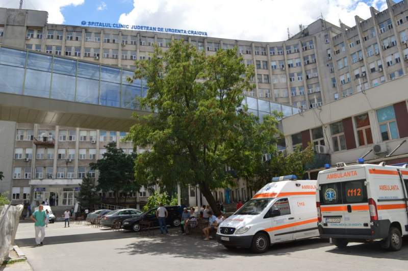 Un copil de aproape 3 ani a supraviețuit după ce a căzut în gol de la etajul 4 al unui bloc din Rovinari