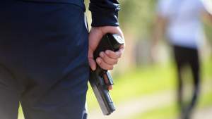 Panică într-un parc de copii din Brăila: mai mulți părinți, amenințați de un individ beat înarmat cu un pistol cu bile