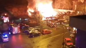 Incendiu devastator în Slatina: o clădire a ars complet, iar 9 mașini au fost avariate (VIDEO)