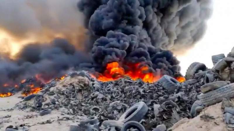 A luat foc cel mai mare depozit de anvelope uzate din lume: norul gros de fum se vede din satelit (VIDEO)