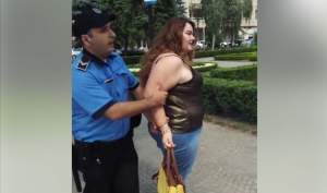 Tânără din Ploiești, încătușată de polițiștii locali pentru că nu avea bilet de autobuz (VIDEO)