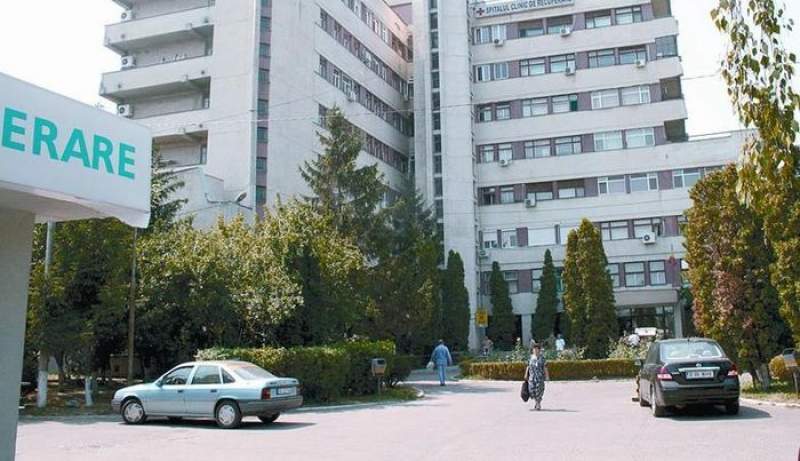 Anchete în Iași după ce o femeie a murit în fața Spitalului de Recuperare