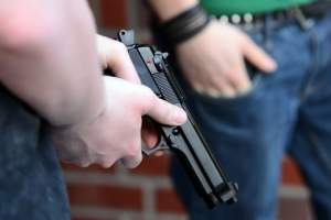 Adolescentă din Dâmbovița împușcată pe stradă de un tânăr: din fericire, a fost rănită doar la deget