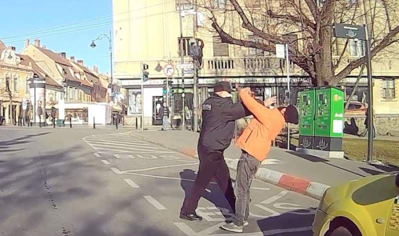 Incident șocant, în Sibiu: un polițist local lovește un om al străzii (VIDEO)