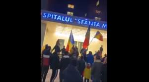 Manifestanții anti-restricții din Bacău au pătruns în curtea spitalului județean și i-au făcut pe doctori „asasini” (VIDEO)