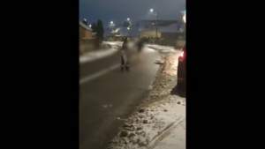 Un șofer din Cluj a fugit dezbrăcat pe stradă și le-a arătat pompierilor semne obscene după ce a comis un accident (VIDEO)