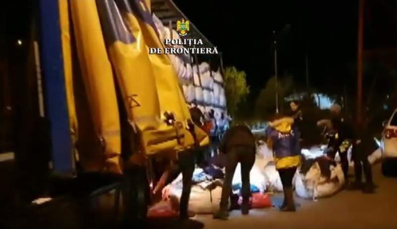 15 tone de deșeuri, constând în haine și încălțăminte second hand, oprite la Vama Veche
