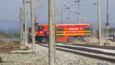 Tragedie evitată la limită. O mașină de pompieri forțează trecerea de cale ferată și taie calea trenului (VIDEO)