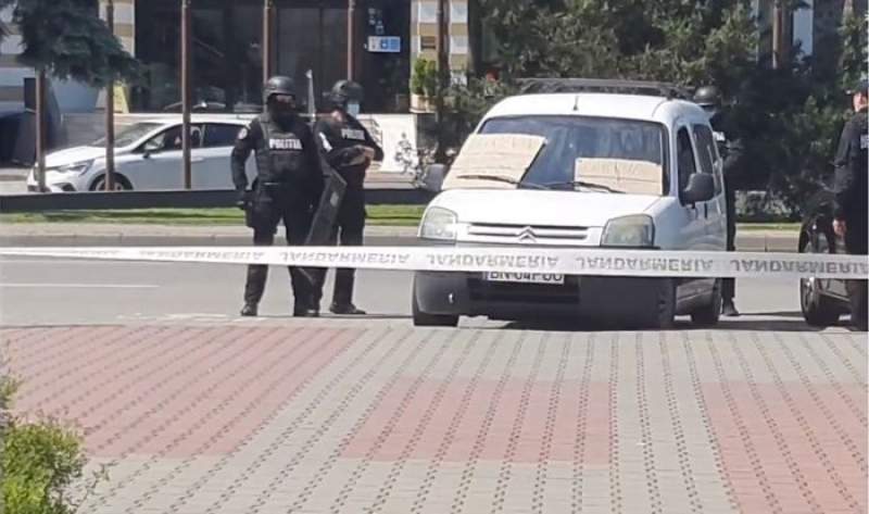 UPDATE. Un bărbat s-a baricadat în mașină, în fața Prefecturii din Bistrița, și amenință că se aruncă în aer (VIDEO)