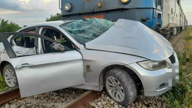 BMW lovit în plin de tren, în Ialomița: două persoane transportate, la spital