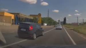 Depășiri periculoase făcute de un șofer inconștient pe Drumul European 581 (VIDEO)