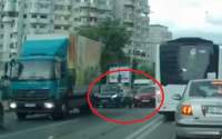 ATENȚIE, IMAGINI ȘOCANTE! Bărbat lovit în plin de un autoturism și aruncat sub roțile unui camion, în CUG (VIDEO)