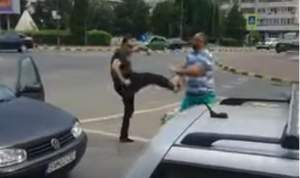Pumni și picioare împărțite „cu dărnicie” de doi șoferi, în traficul din Suceava (VIDEO)