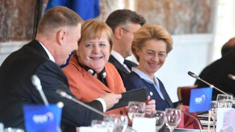 Klaus Iohannis, discuții relaxate cu Angela Merkel și Ursula von der Leyen, la summitul Partidului Popular European