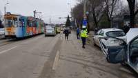 Prăpăd în centrul Iașului: un tramvai a intrat în plin în coada de mașini de la semafor (VIDEO)