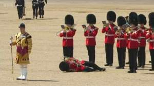 Trei soldați au leșinat la repetițiile pentru parada militară care se va ține de ziua de naștere a regelui Charles al III-lea
