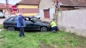 A „parcat” mașina într-o țeavă de gaze! O șoferiță fără permis a fost la un pas să provoace o explozie, în Caransebeș