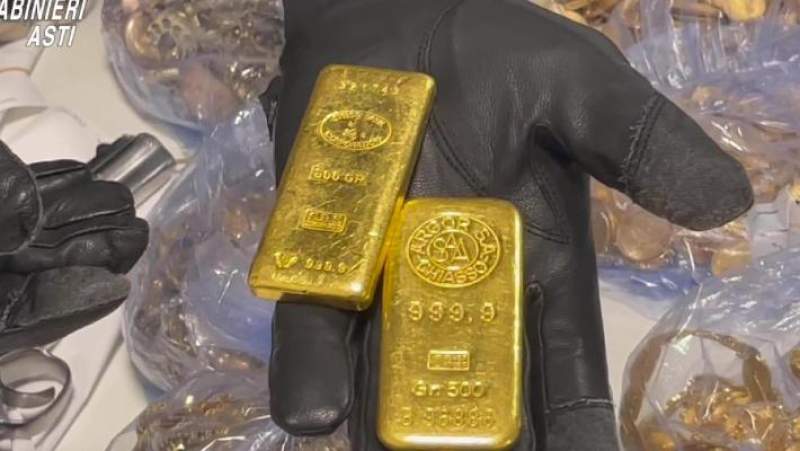O româncă, bănuită că e în spatele unui jaf spectaculos, în Italia: hoții au plecat cu 8 kg de aur, bijuterii și o șampanie