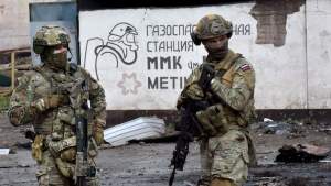 Presa: Soldații ruși de elită din Ucraina se împușcă singuri în picior pentru a scăpa de război și a primi 50.000 de dolari