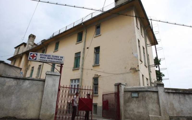 Anchetă la Infecțioase: paznicii spitalului din Iași, acuzați că iau șpagă pentru mâncarea bolnavilor de COVID-19